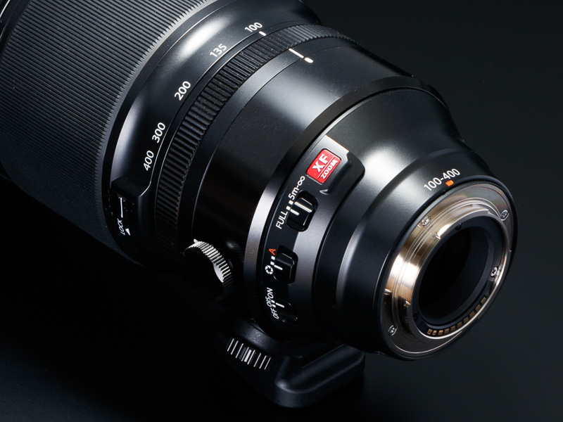 レンズの根元付近には、フォーカスリミッター、絞りモードスイッチ、手ブレ補正スイッチを備える