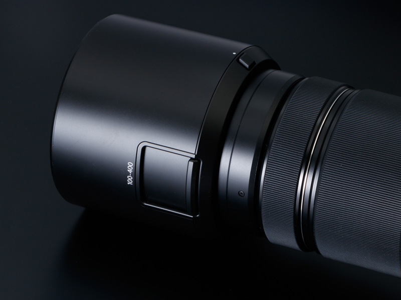 レンズフードにはロック機構があり、不用意に外れることはない。フードを装着したままPLフィルターを操作するための窓もある