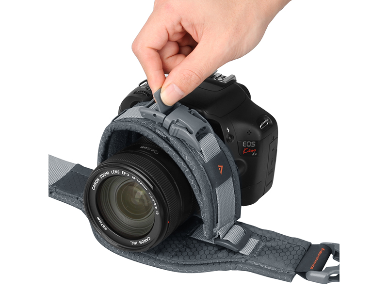 レンズ径（直径110mmまで）に合わせて調節可能