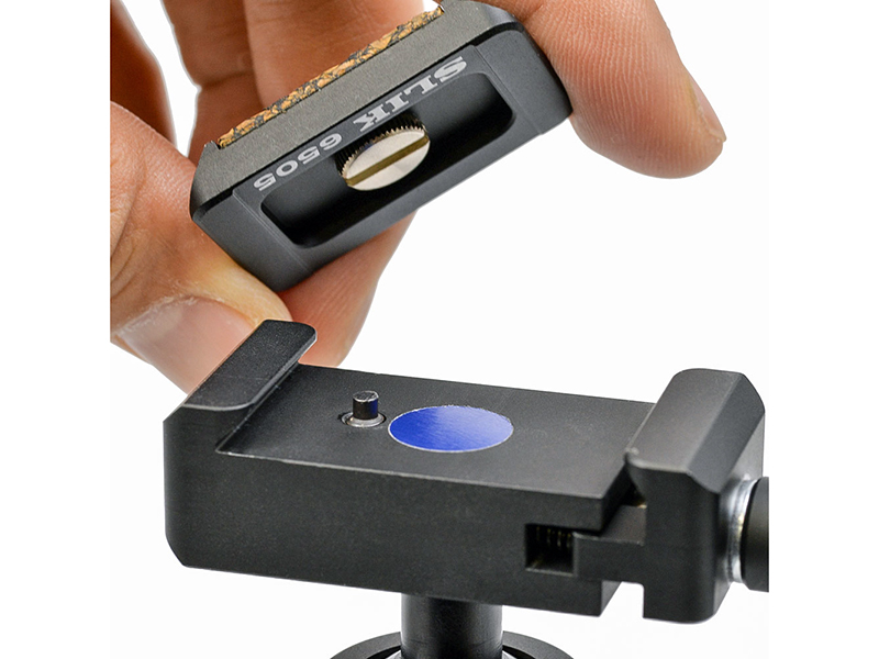 クイックシューはアルカスイス互換。脱落防止ピンも装備する