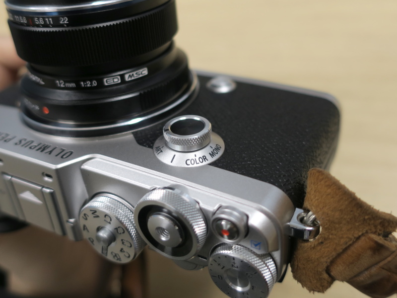 フロント部分にあるダイヤルを回します。