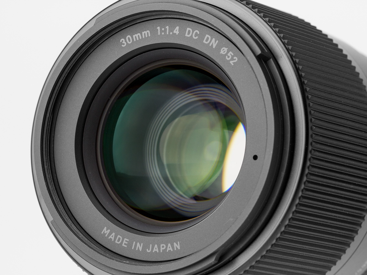 F1.4だけあって、F2.8 Artに比べて前玉が大きい。で、前枠の文字がプリントである。F2.8 Artは彫り込みで、このあたりもArtとContemporaryの違いなのかもしれない。