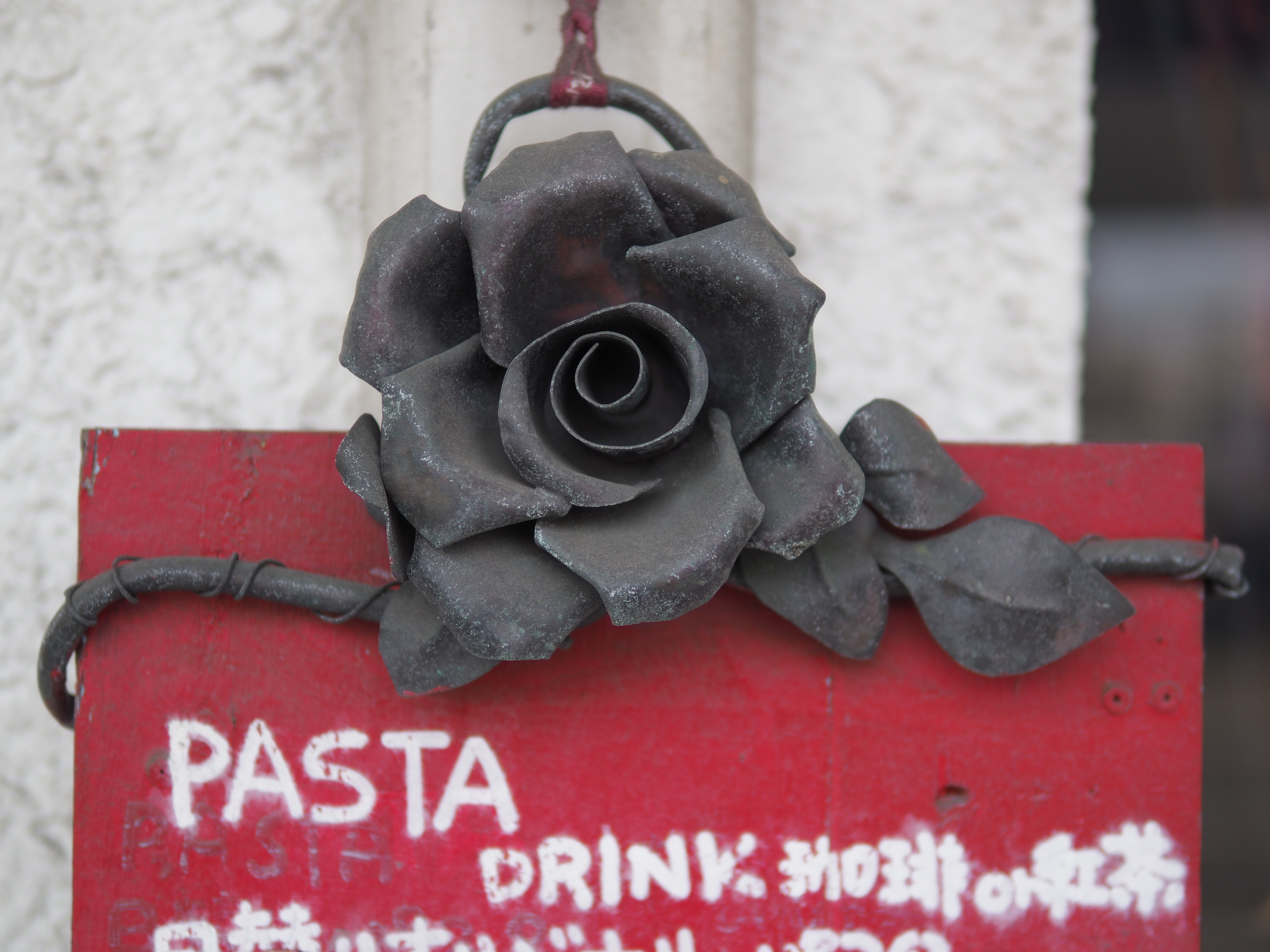 EOS 80Dでも撮った喫茶店の看板（メニューだったかも）。絞り開放だとAFではちょっとピントがあやしいときがあるので、きちっと合わせたいときは拡大表示+MFがおすすめだ。E-M5 Mark II / SIGMA 30mm F1.4 DC DN / 1/2,000秒 / F1.4 / -0.3EV / ISO100 / 絞り優先 / 30mm