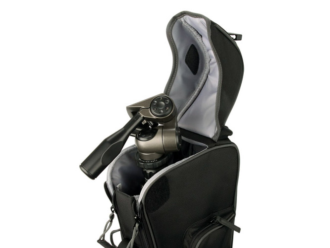 バックル留めの蓋からも三脚の出し入れができる