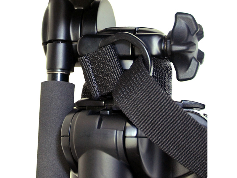 雲台部へは、ストラップ端をリング状にして三脚を通し、雲台と本体の間で絞って取り付ける