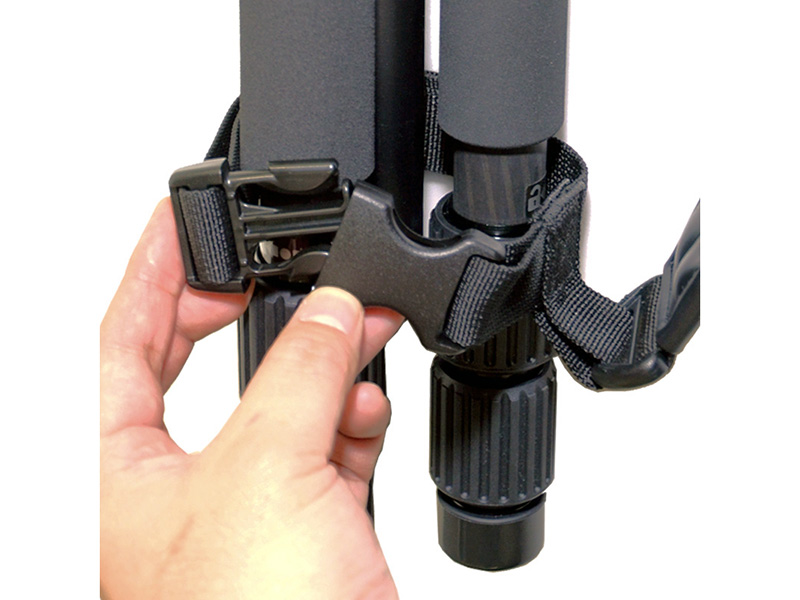 脚部へは、一番大きな脚ロックナットやレバーのすぐ上にバックルで取り付ける