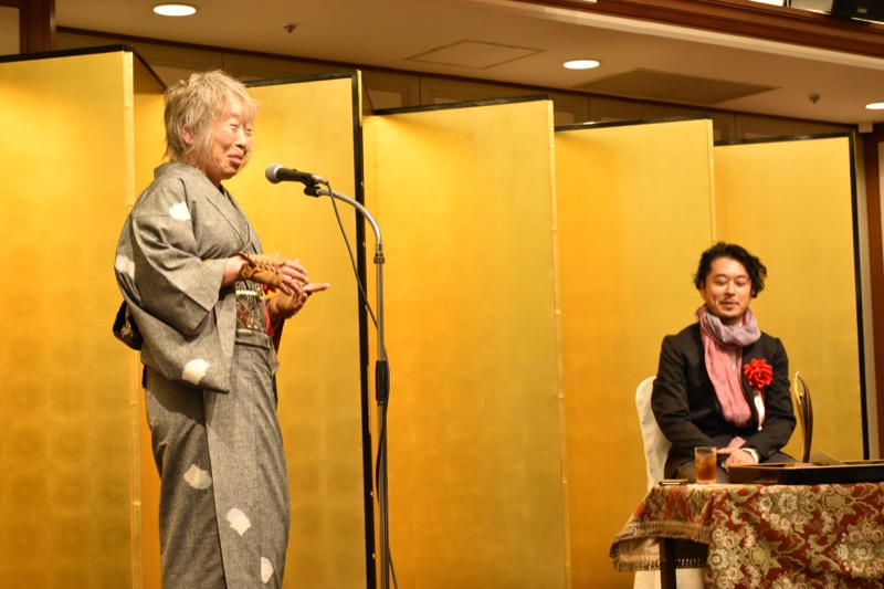 審査員からは石内都さんが登壇し、作品についてコメントした。