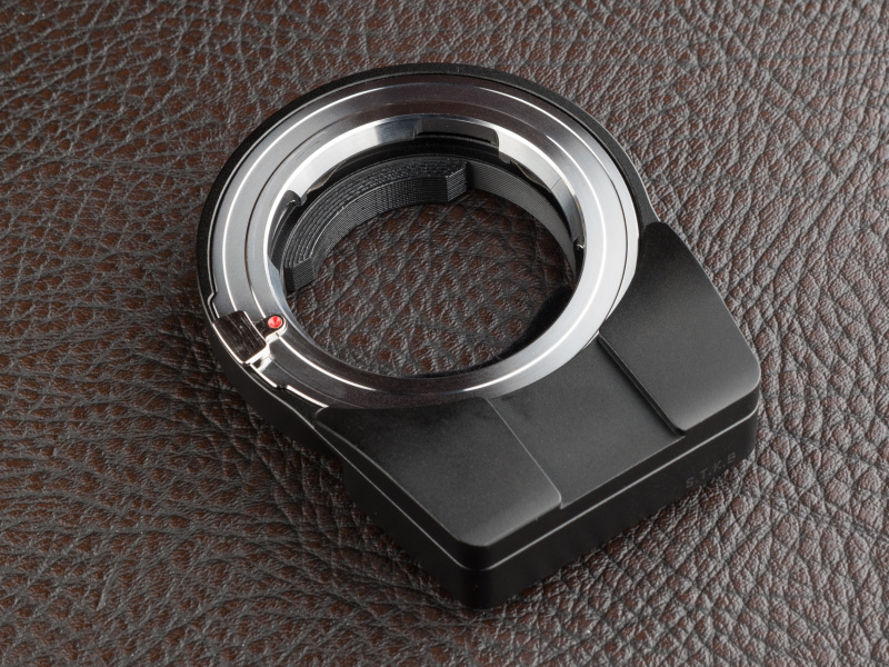 テックアートのLM-EA7は焦点工房が国内代理店となり、価格は税込4万2,800円だ。初期ロットの50個は即時完売し、現在は入荷待ちの状態である。アダプター下部にマイクロモーターを内蔵した独自形状だ