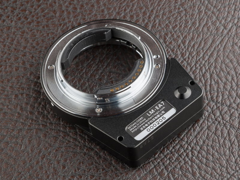 ボディ側マウントは電子端子を搭載し、各種情報をボディとやり取りする。電源はカメラ本体から供給され、それなりにバッテリー消費が激しくなる