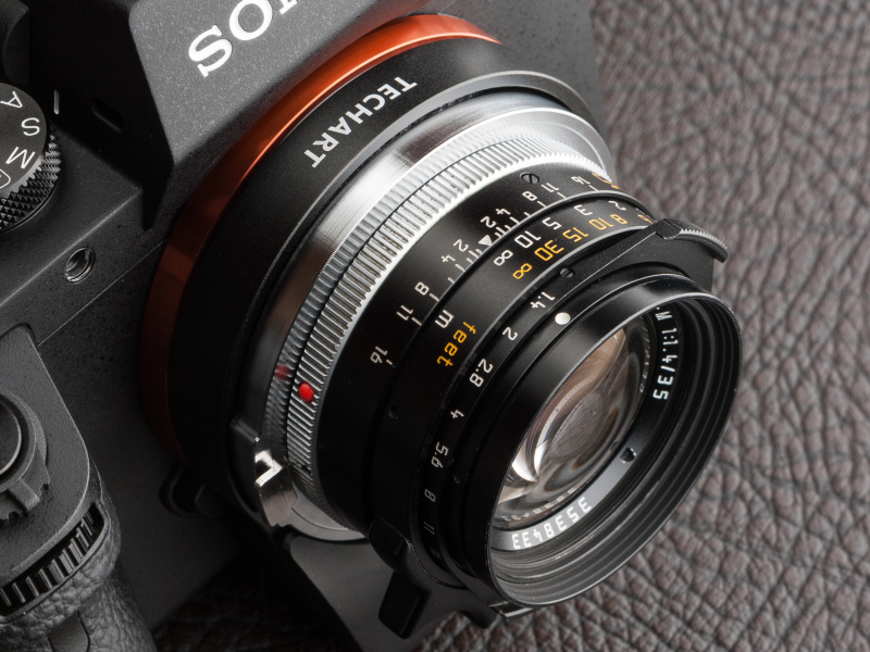 通常、レンズのピントリングを無限遠位置にセットしてAF撮影する。マウント部分が繰り出しているのがわかるだろう。繰り出し量は最大4.5mmだ