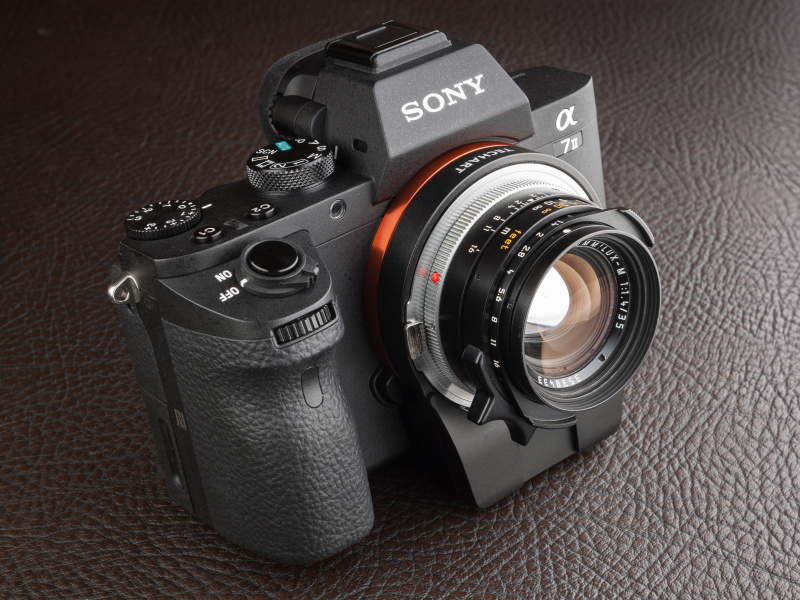 α7 IIにLM-EA7を装着したところ。モーター内蔵で背が高いため、カメラが上向きになる