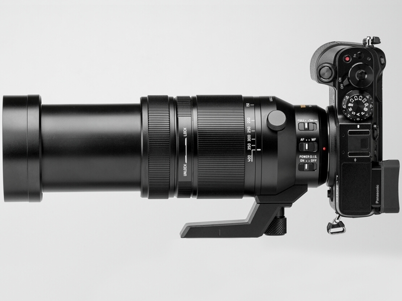 望遠端にするとここまで伸びる。防塵・防滴処理の影響かもしれないが、ズームリングの操作があまり滑らかでないのは気になった