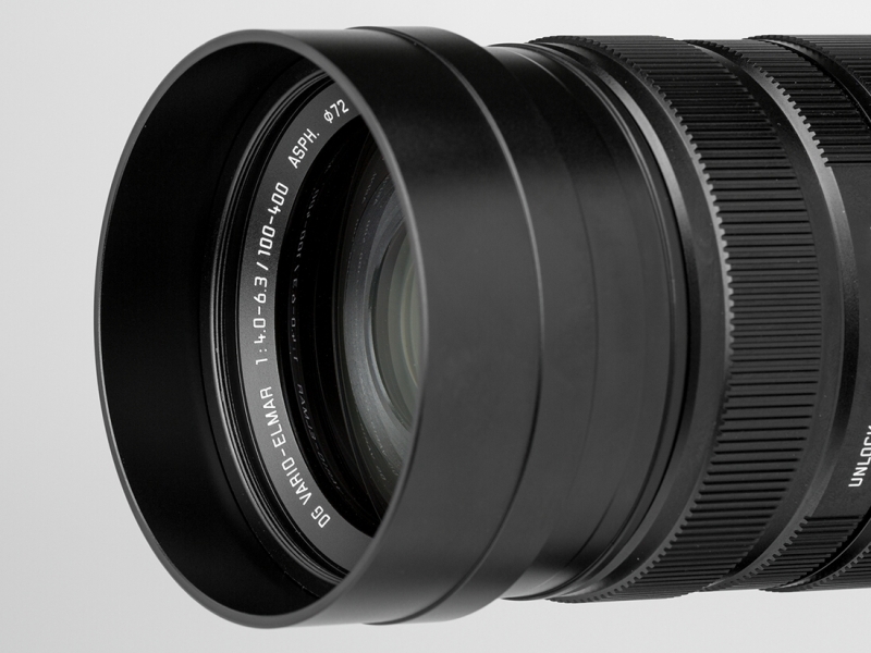 内蔵（写真）のスライド式レンズフードはとても短い。ということもあって、別売でレンズフードが用意されている