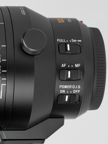 三脚座側に装備されているスイッチ類。縦位置にしても操作性が悪くならないのはいい点だ