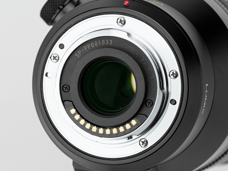 マウント座金は金属製で、その外周には防塵・防滴のためのゴムリングがはめ込まれている