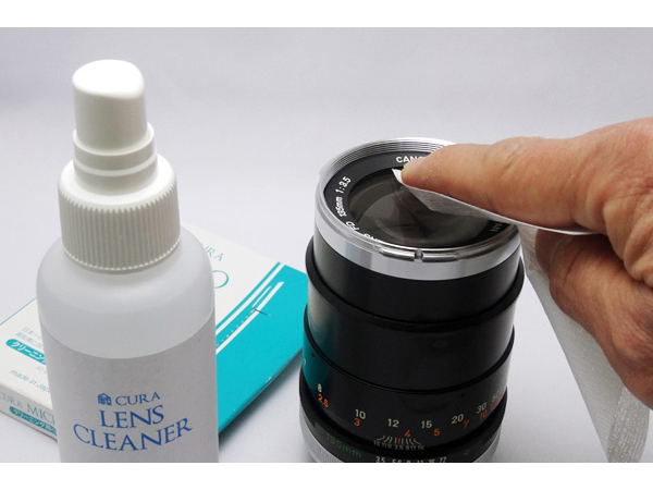 レンズ面には直接液体を塗布せず、ペーパーなどに塗ってから掃除する
