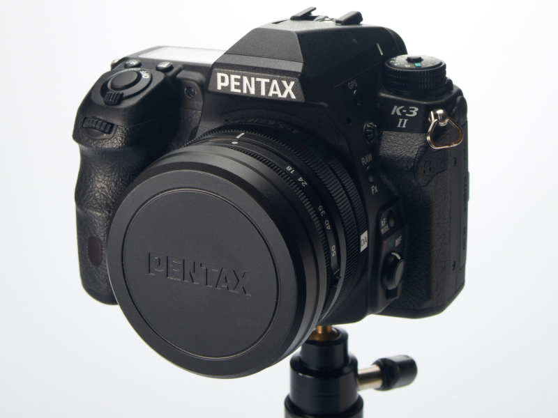 フード付きキャップ付きで沈胴したところ。この状態で持ち運ぶことになる