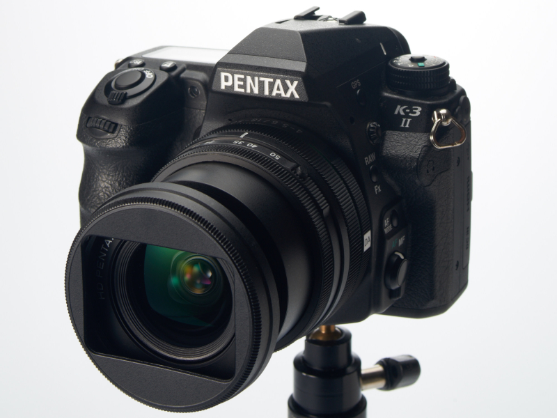 フード付きで伸長した撮影体勢。ズーミングによる長さの変化はほとんどない