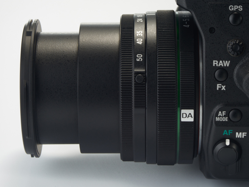 焦点距離が書かれたリングがズームリング。その後ろ（右側）がフォーカスリング。滑り止めのパターンも同じなので間違えやすい