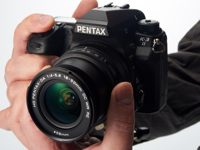 ズームリングに指を置こうとするとフォーカスリングにも指がかかってしまい、操作しにくい