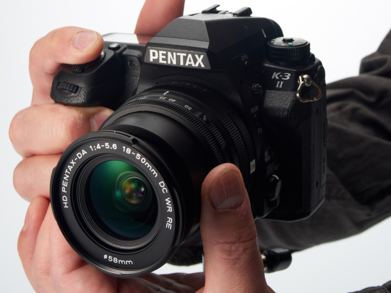 鏡筒の伸長部側からズームリングの前端に指をかけるようにホールドすれば、間違ってフォーカスリングを回してしまうことがない