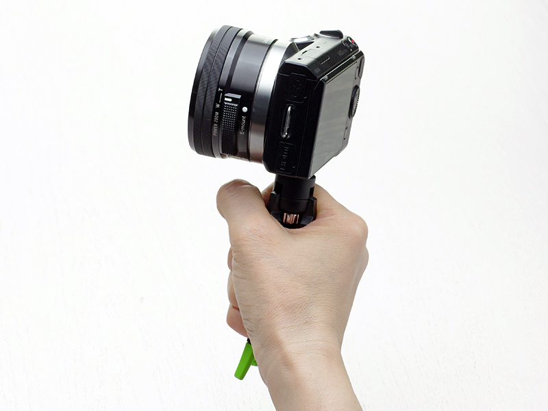 畳むことでカメラグリップとして利用可能