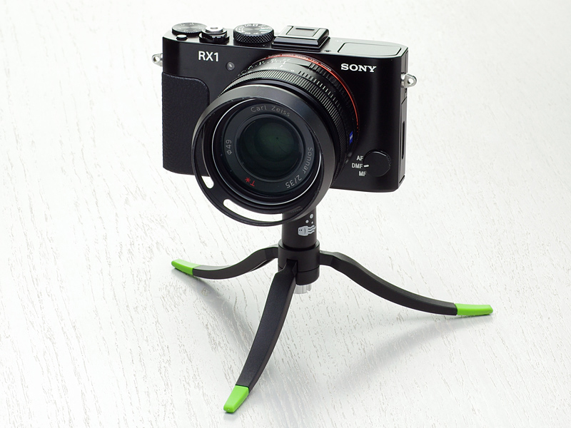 自由雲台であるボールヘッドと組み合わせて、締め付け前で300g、締め付け後で700g程度のカメラに対応する