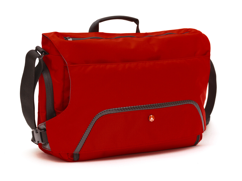 メッセンジャーバッグMの外寸は高さ30×横幅44×奥行18cm、内寸は高さ29×横幅42×奥行15cm、重量は約1.2kg、実勢価格は税込1万8,140円前後。写真はF1レッド