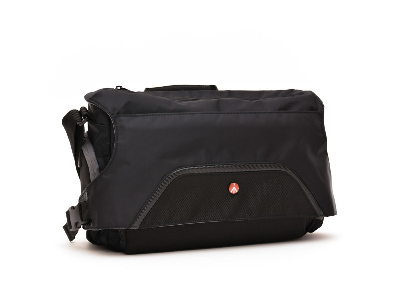 メッセンジャーバッグSの外寸は高さ25×横幅37×奥行14cm、内寸は高さ22×横幅33×奥行11cm、重量は約0.8kg、実勢価格は税込1万3,820円前後。写真はブラック