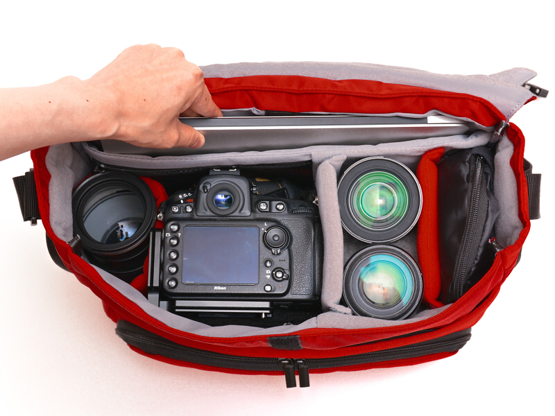 メインとなるカメラ収納部にはタブレットを収納するポケットが設けられており、12.9型のiPad Proも収納することが可能