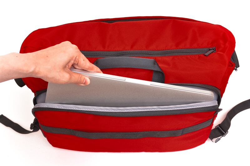 背面にはパソコン収納用のスペースが用意され、15型までのノートパソコンを収納できる。このパソコン収納部は止水ファスナーとなっており、雨が浸み込みにくくなっている