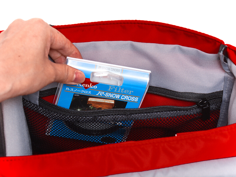 メイン収納部には2個のメッシュポケットが設けられ、フィルターやアクセサリーなど細々としたものを収納するのに役立つ