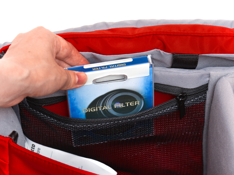 メイン収納部には2個のメッシュポケットが設けられ、フィルターやアクセサリーなど細々としたものを収納するのに役立つ