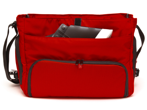 デジカメアイテム丼：レッドカラーも鮮やかな大容量のカメラバッグ