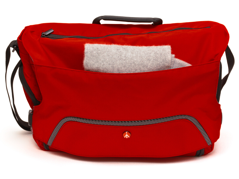 フラップ部にもポケットが用意されており、こちらも十分な容量が確保されている。フィルターなどを収納するのにも良いが、カメラやレンズとごちゃ混ぜにしてしまうと機材の上になったり下になったりして煩わしい思いをするマフラーや手袋といった防寒具などを収納するのに非常に便利