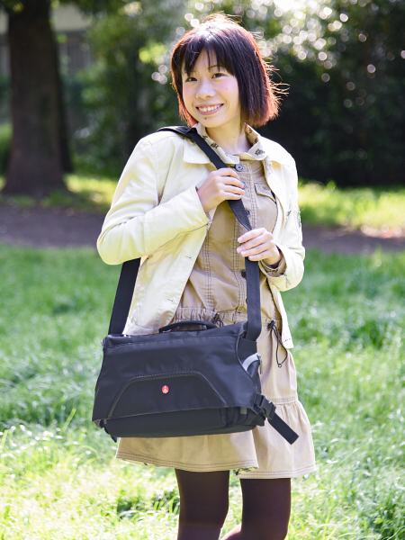 メッセンジャーバッグSの外寸は高さ25×横幅37×奥行14cm、内寸は高さ22×横幅33×奥行11cm、重量は約0.8kg、実勢価格は税込1万3,820円前後。写真はブラック