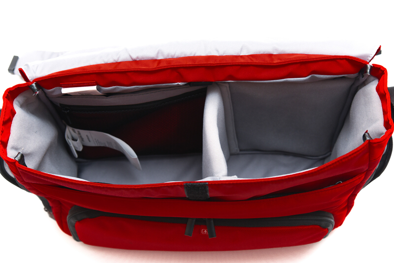 赤い仕切りを外した状態。中央のグレーの仕切りも取り外せる。内張りはライトグレーで中の機材が見やすい。メッセンジャーと言うだけあって幅はそれほどではないが、ショルダーバッグとしてはかなりの容量で、深さも十分にある