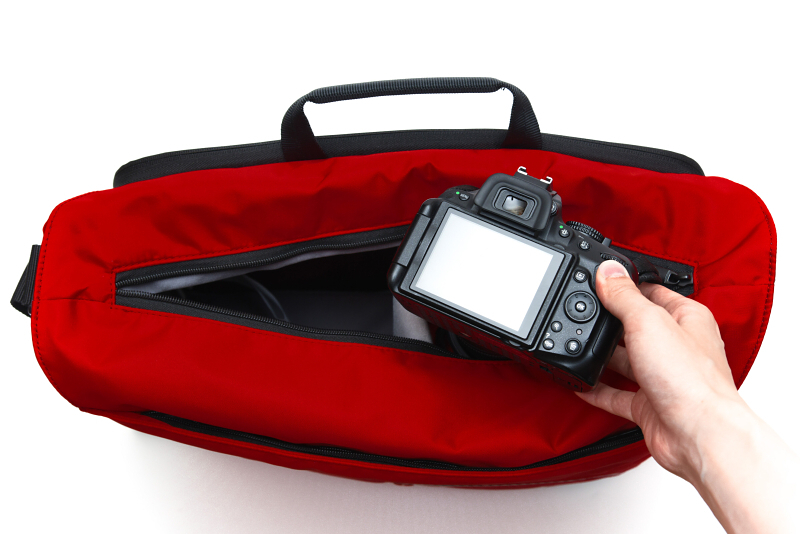 バッグ上部には直接カメラ収納部にアクセスできるトップジッパーが備えられているので、バックルを外してフラップを開く手間なくカメラやレンズをとり出せる。またこのジッパーは止水ファスナーにはなっていないものの、裏側に当て布がされており、雨の侵入に配慮されている