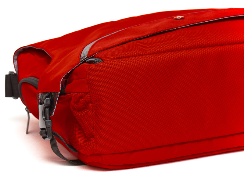 バッグ底面には摩耗に強い太い糸が使用されている