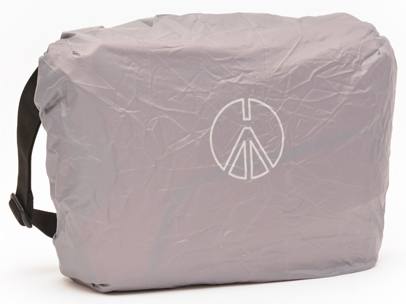 レインカバーが付属しており、突然の雨や雪にも安心だ