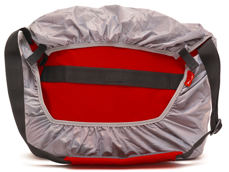 レインカバーは背面のベルクロで簡単に着脱が可能