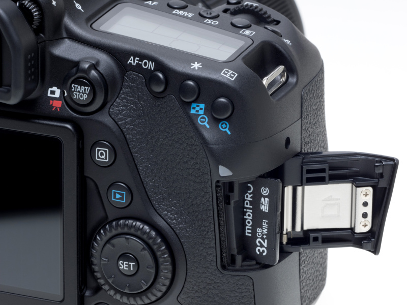 使用できるメモリーカードはSDXC/SDHC/SDメモリーカード。 高速バス規格のUHS-Iやeyefiカードにも対応している。