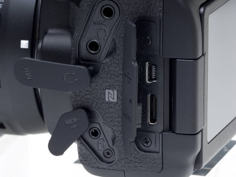 インターフェイスはHi-Speed USB相当のデジタル端子、HDMIタイプC、外部マイク端子、リモートスイッチ端子（RS-60E用）、ヘッドフォン端子。NFCアンテナの位置を示すマークもあり、これを用いてキヤノンの「コネクトステーション」にデータ転送が可能。またスマートフォンなどとのWi-Fi連携もEOS 70Dと同様に行える。