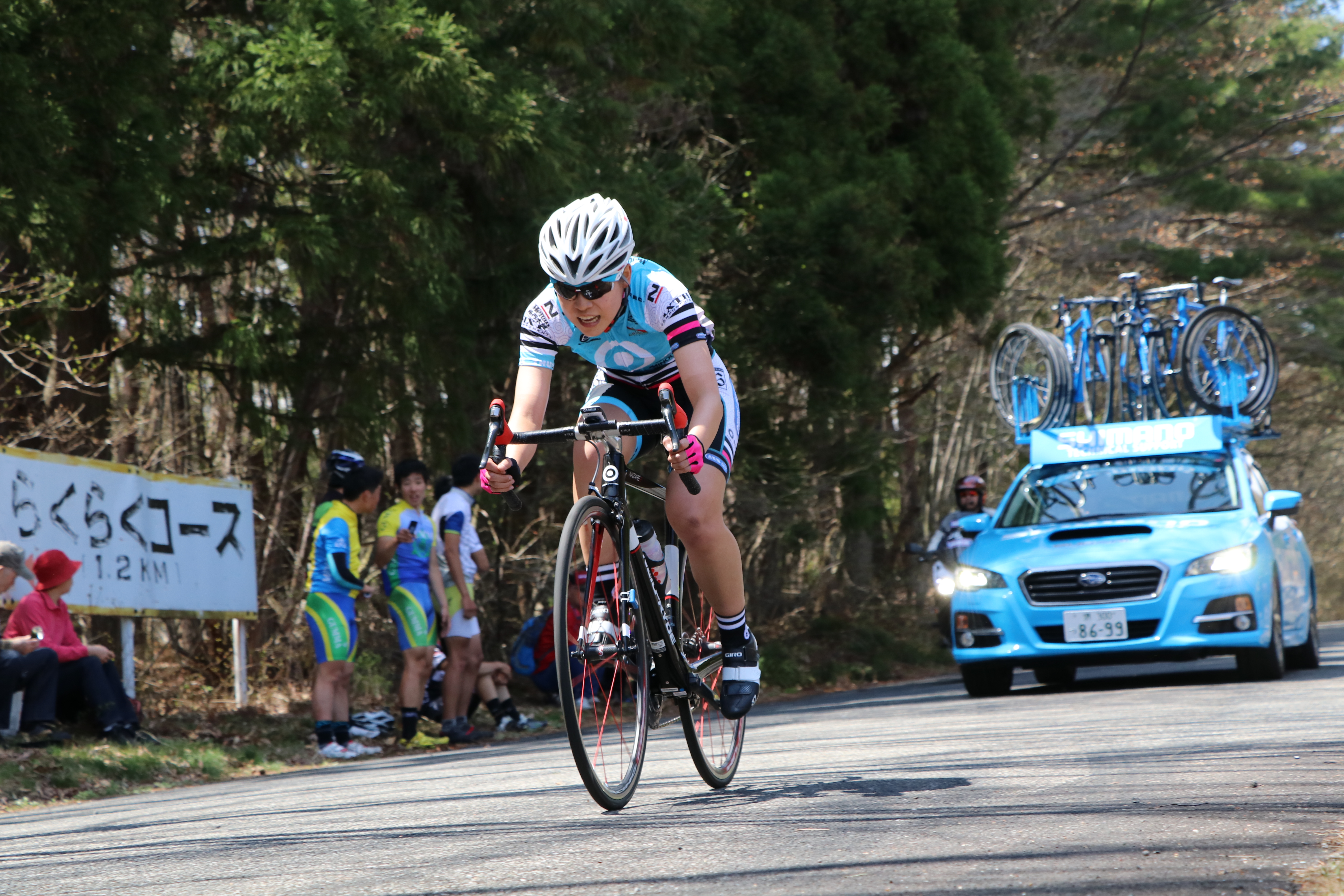 ローアングルからのライブビュー撮影。ライブ1点AF+AIサーボAFで向かってくる選手にピントを合わせ続けて撮影。ある程度の速度であればライブビュー撮影でも追尾が可能。