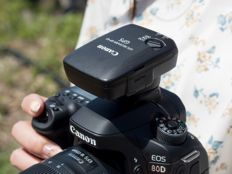 別売のGPSユニットGP-E2に対応。撮影画像に位置情報や時刻情報を付与できる。また電子コンパスで方位情報も得られる。