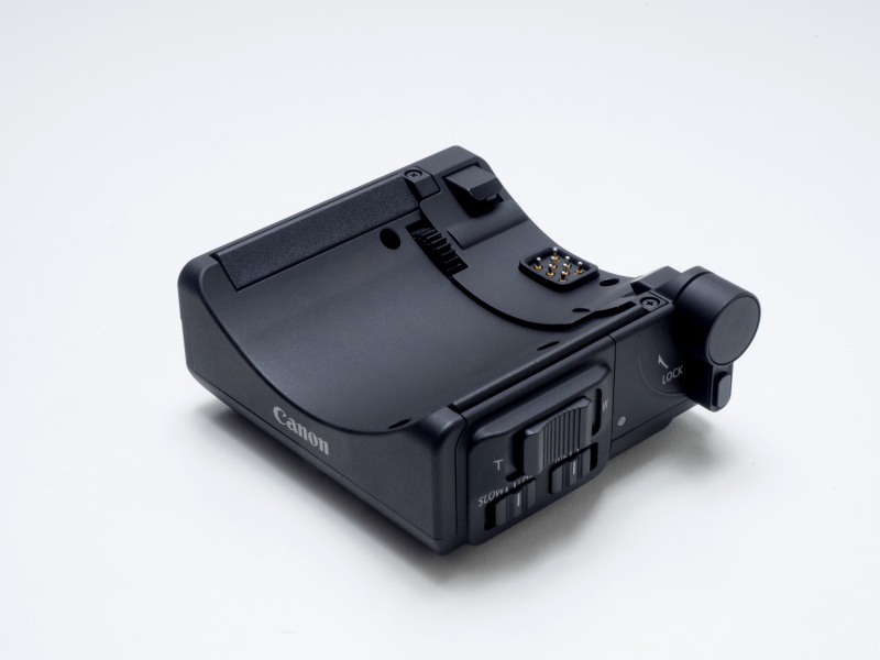 別売のパワーズームアダプターPZ-E1は、EF-S18-135mm F3.5-5.6 IS USMと組み合わせることで電動ズームレンズのように使える。