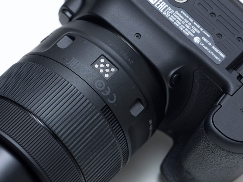 EF-S18-135mm F3.5-5.6 IS USMの鏡筒には、パワーズームアダプターPZ-E1と連動するための機構が設けられている。