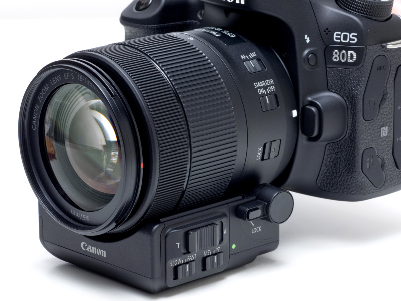 パワーズームアダプターPZ-E1をEF-S18-135mm F3.5-5.6 IS USMに装着し、EOS 80Dと組合せた状態