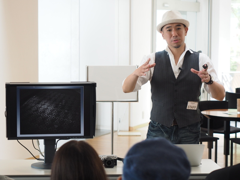 熊切大輔さん。EIZOモニターにPEN-Fでのモノクロ撮影例を示しながらレクチャーした