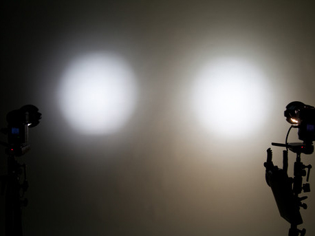 ROGUE FlashGridに付属するブラック25度グリッドスポット（左）とホワイト25度グリッドスポット（右）との比較